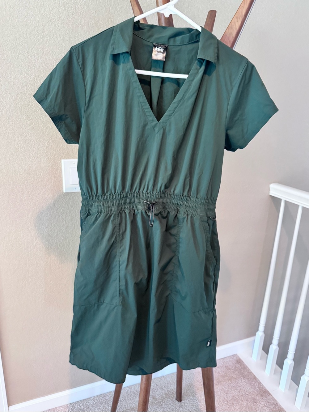 REI Green Short Sleeve V-Neck Drawstring Waist Dress